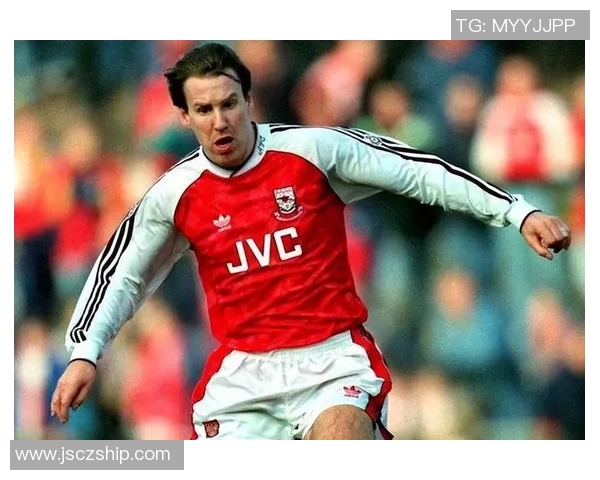 从贫困到辉煌最拮据的足球明星背后的奋斗故事与人生转折